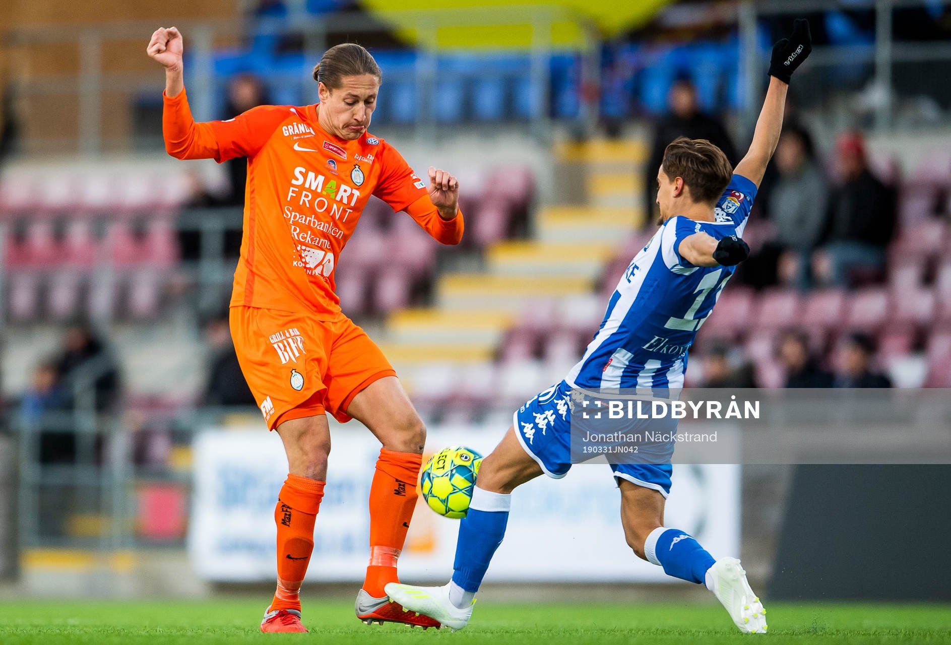 AFC Eskilstunas Felix Michel Melki i en duell med IFK