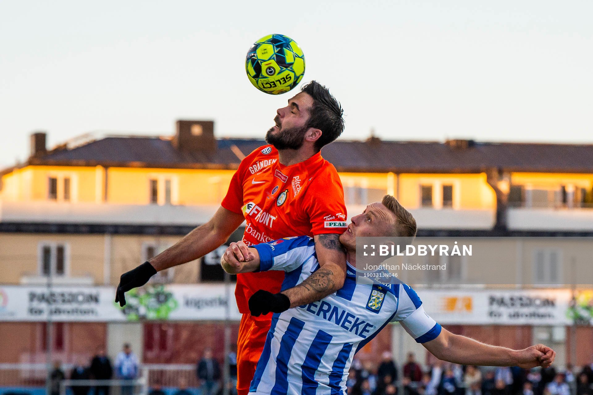 AFC Eskilstunas Denni Avdic i en nickduell med IFK