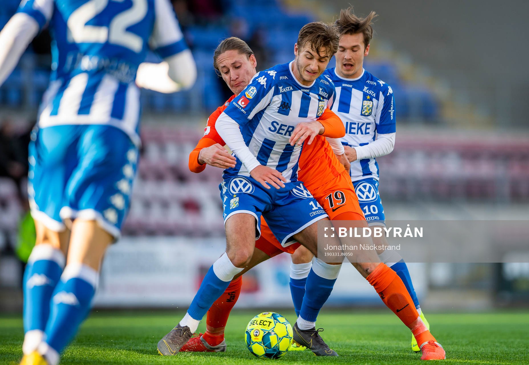 IFK Göteborgs Benjamin Nygren i en duell med AFC
