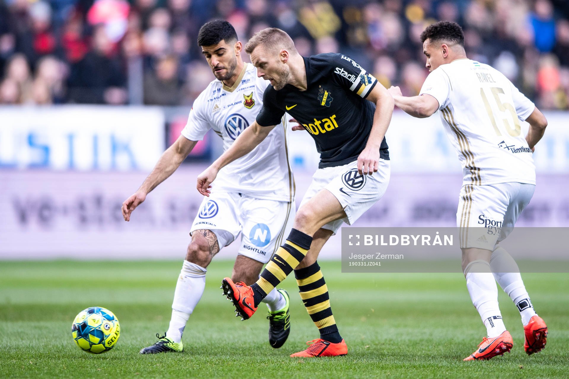 Östersunds Hosam Aiesh och Ravel Ryan Morrison i en duell