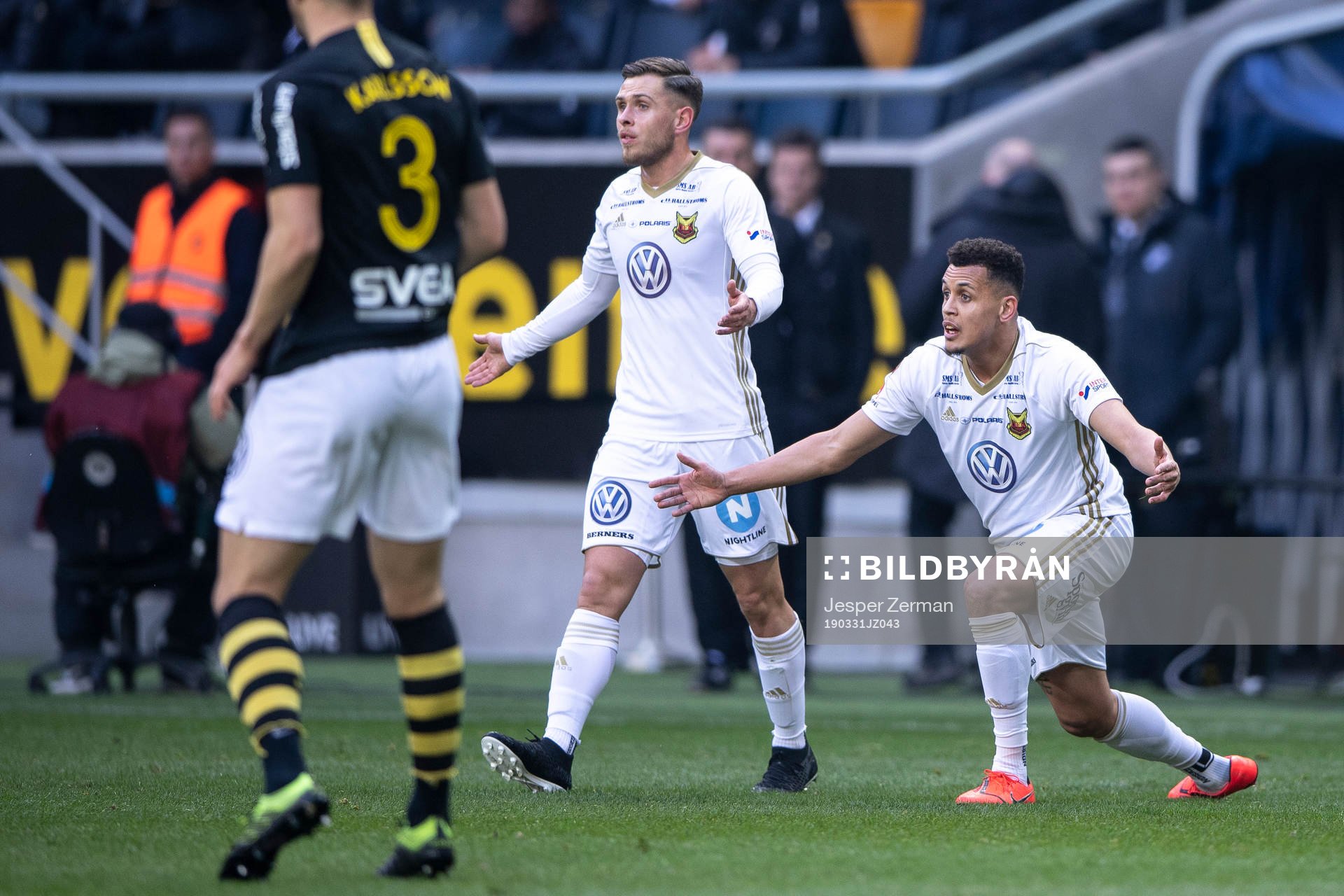 Östersunds Ravel Ryan Morrison (h) reagerar