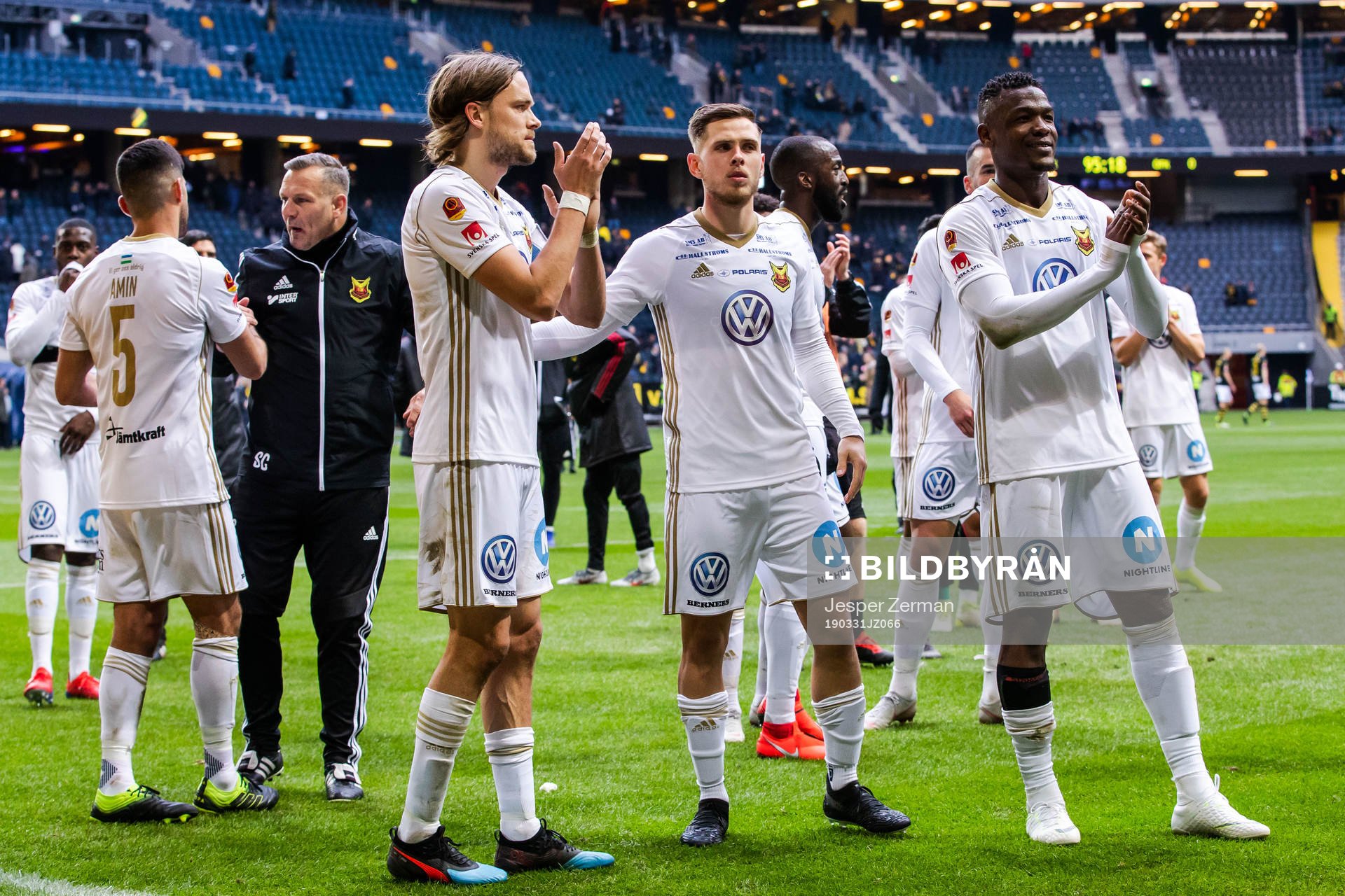 Östersunds spelare tackar publiken efter fotbollsmatchen i Allsvenskan mellan AIK och Östersund den 31 mars 2019 i Stockholm.