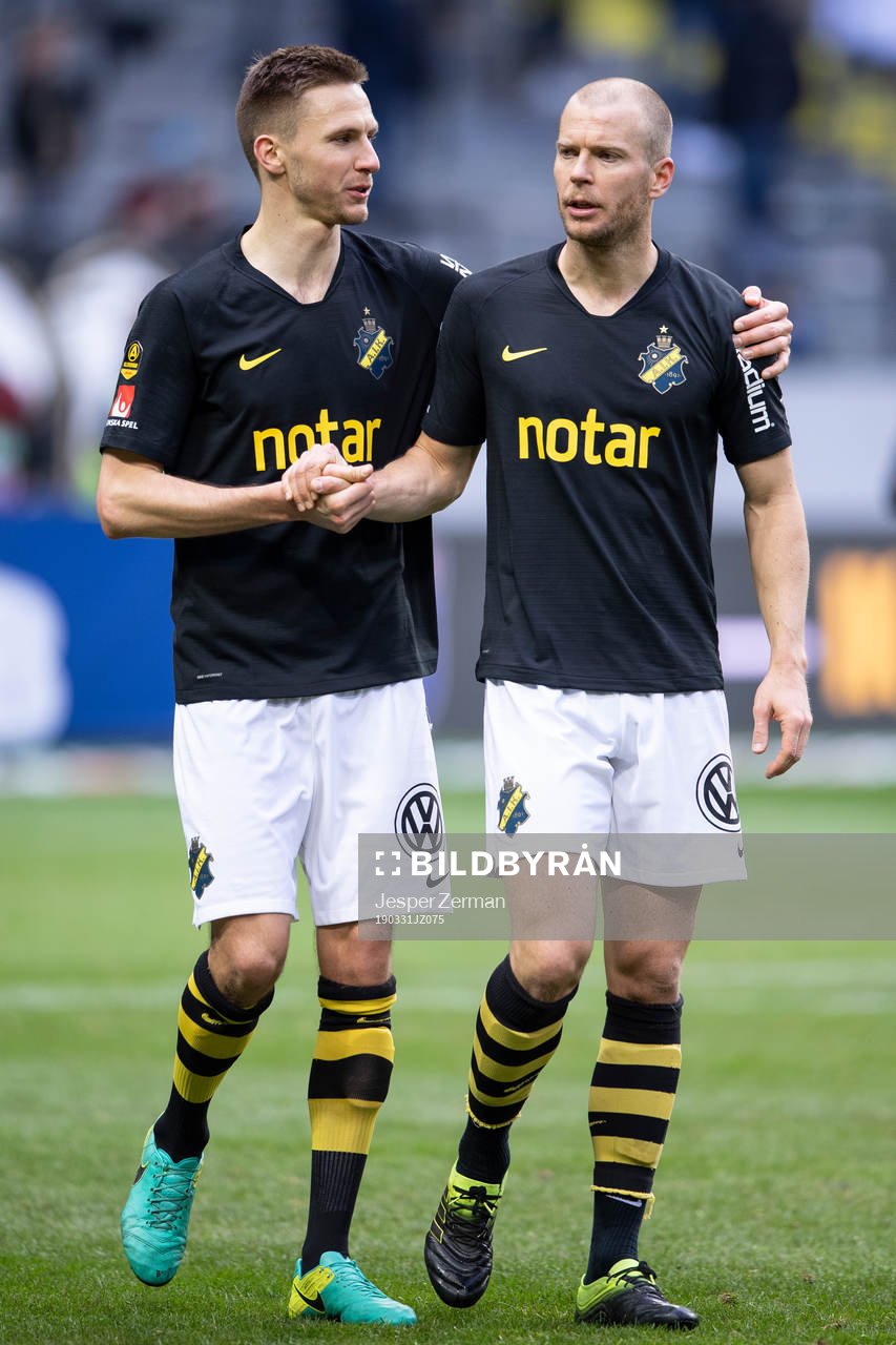 AIK:s Karol Mets (v) och Per Karlsson (h) efter fotbollsmatchen i Allsvenskan mellan AIK och Östersund den 31 mars 2019 i Stockholm.