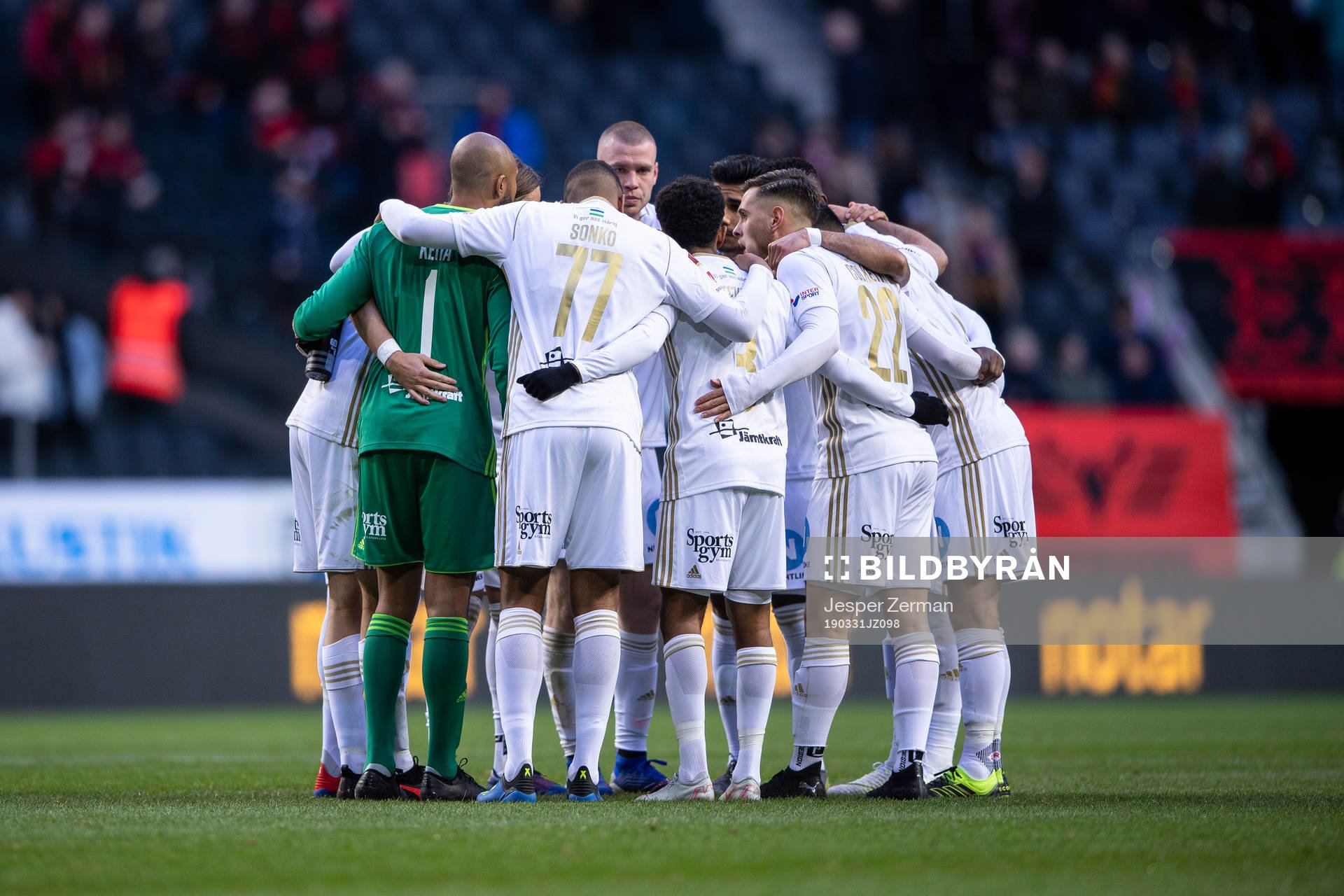 Östersunds spelare samlas i en ring inför fotbollsmatchen i Allsvenskan mellan AIK och Östersund den 31 mars 2019 i Stockholm.