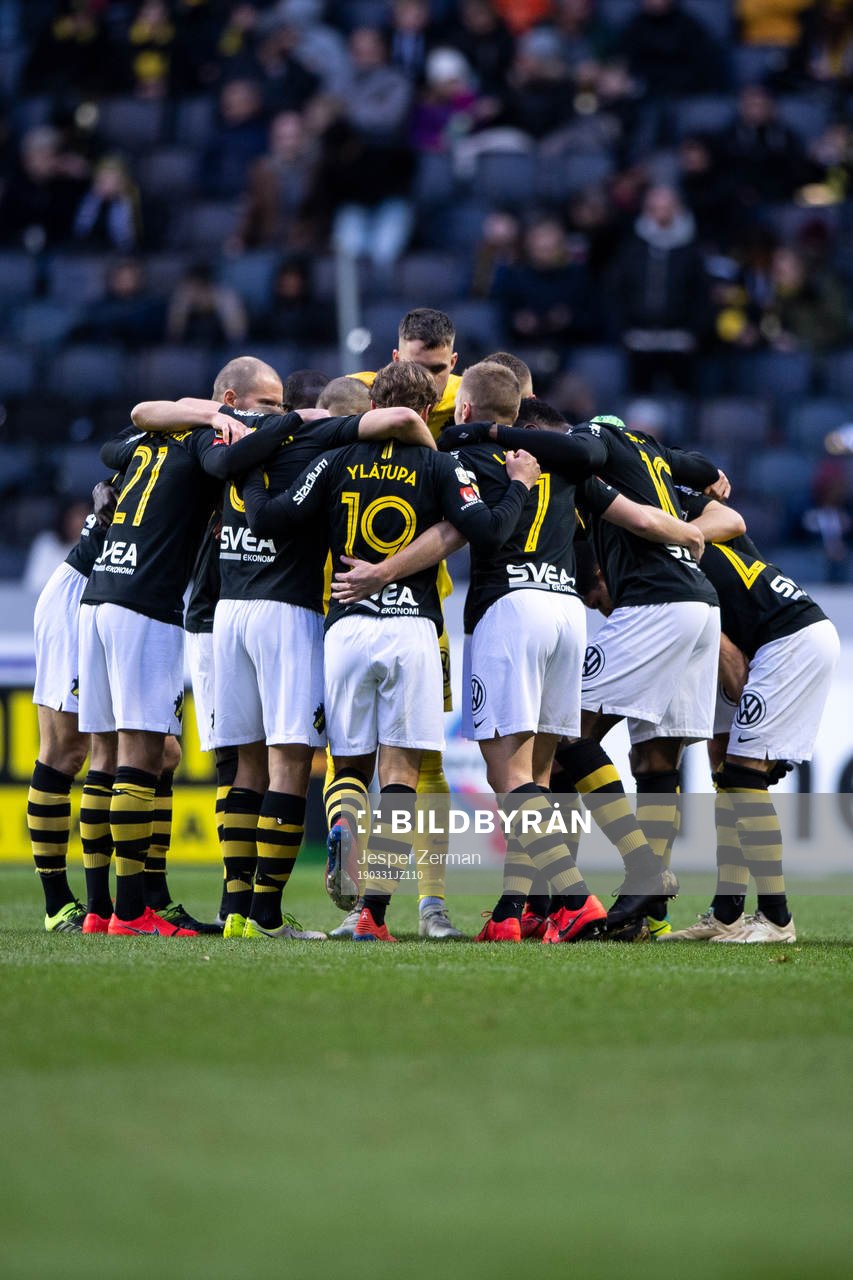 AIK:s spelare i en ring under fotbollsmatchen i Allsvenskan mellan AIK och Östersund den 31 mars 2019 i Stockholm.