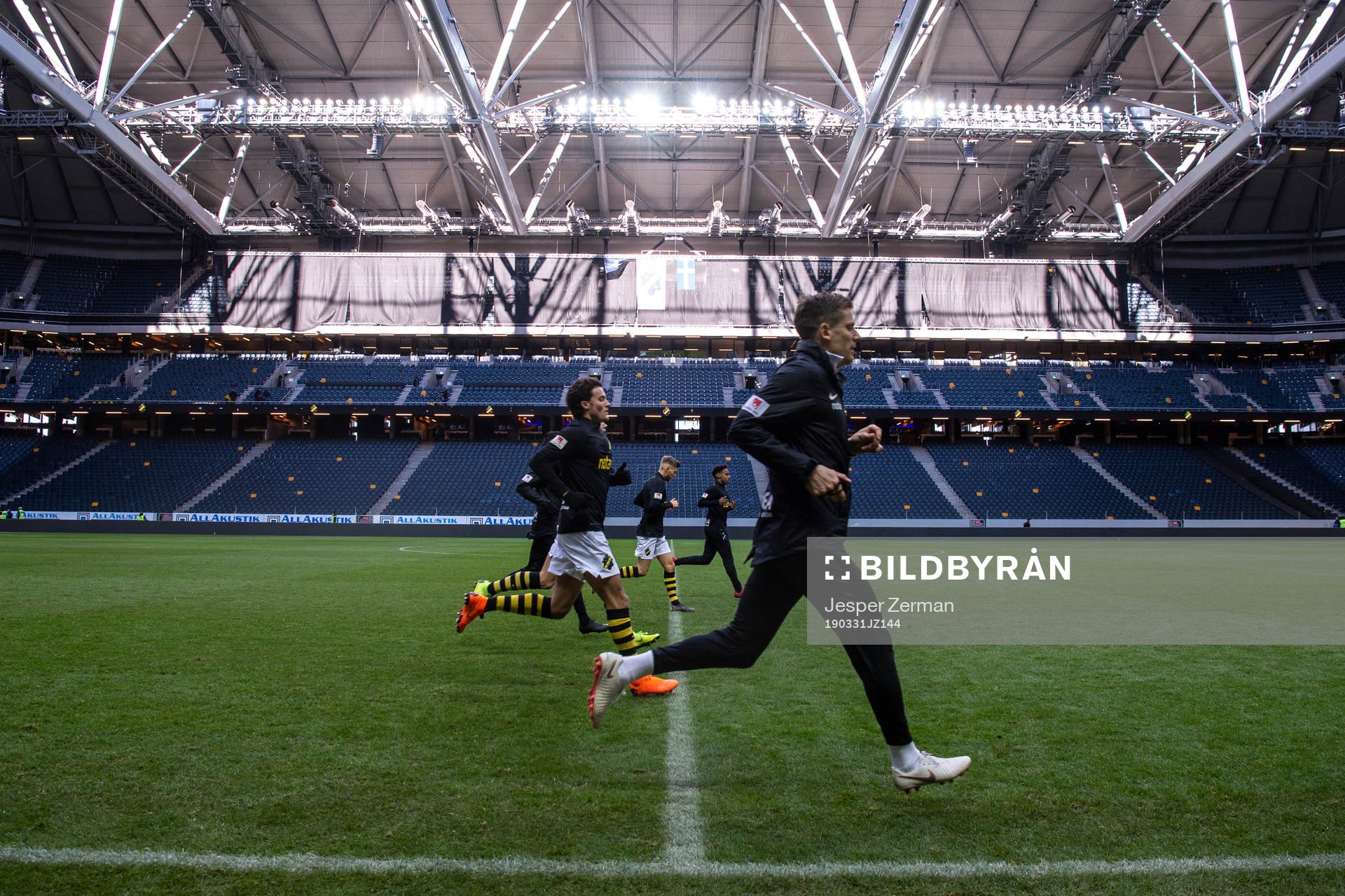 s fystränare Johan Svensson joggar med spelare
