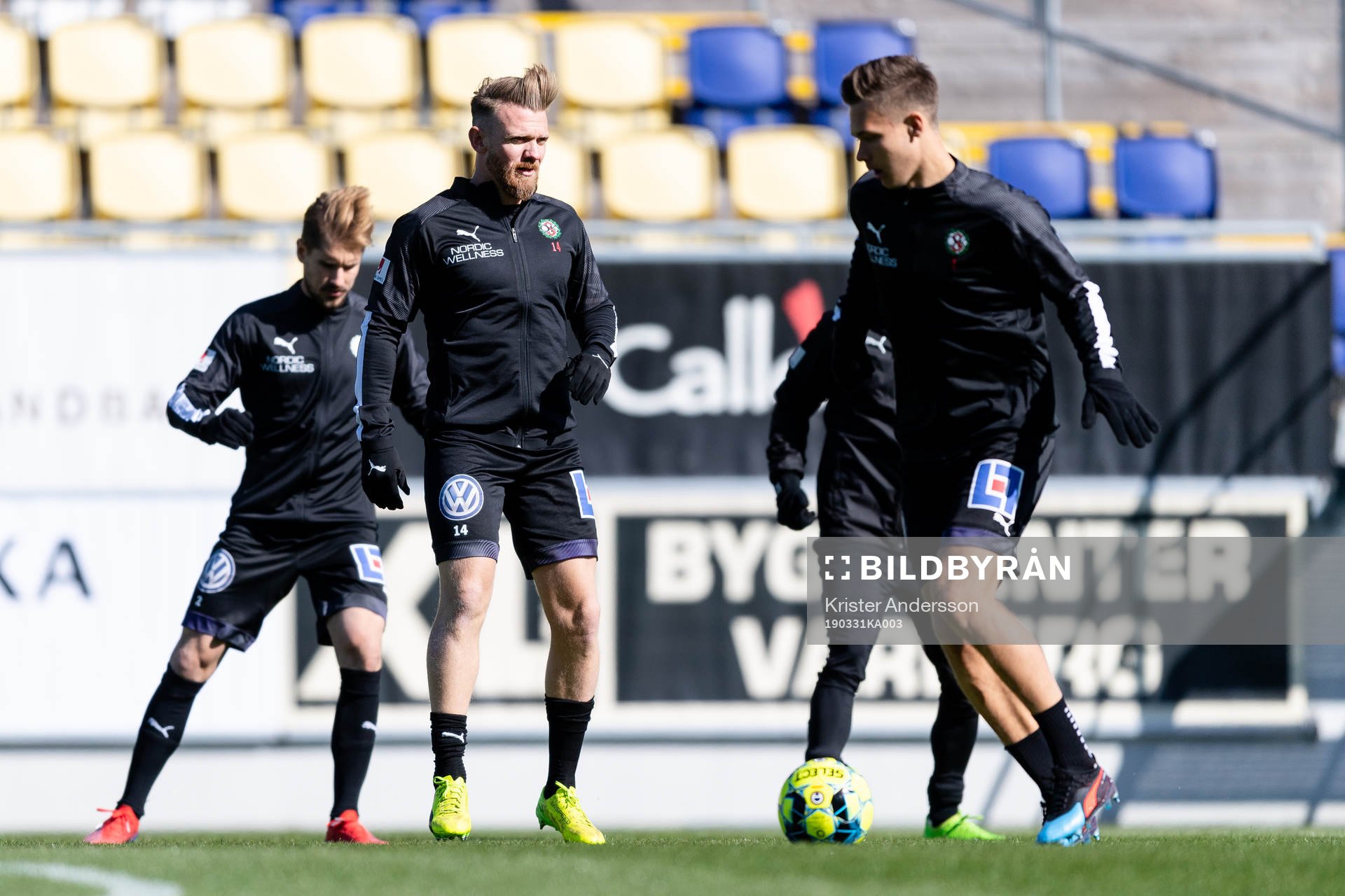 Örebros Michael Almebäck före fotbollsmatchen i