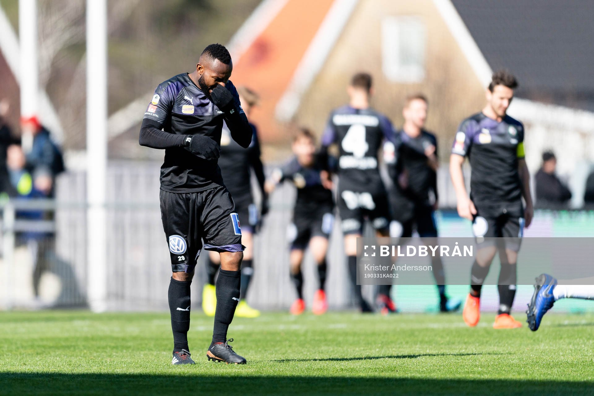 Örebros Michael Junior Omoh deppar