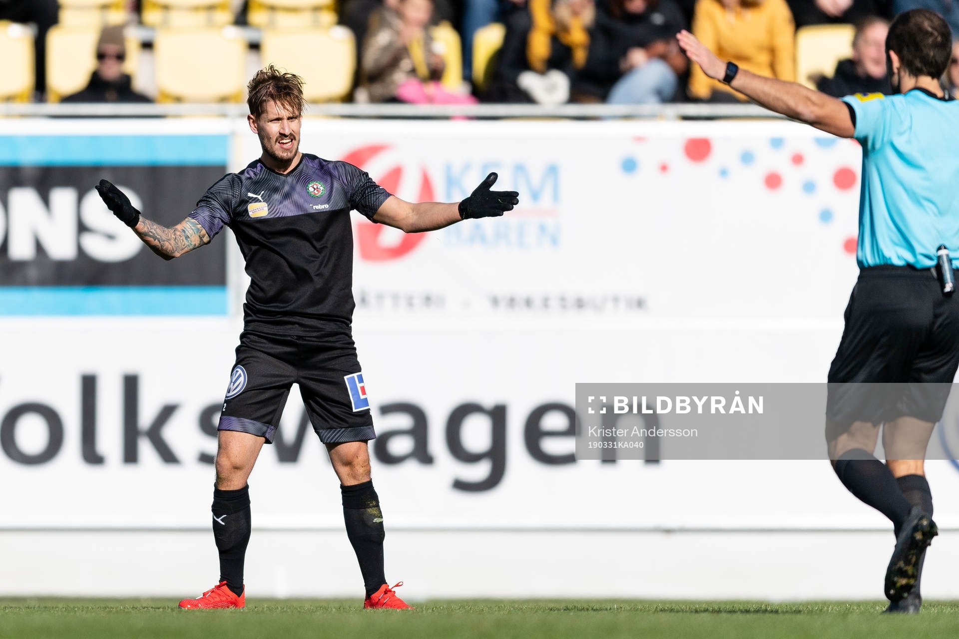 Örebros Daniel Björnkvist reagerar