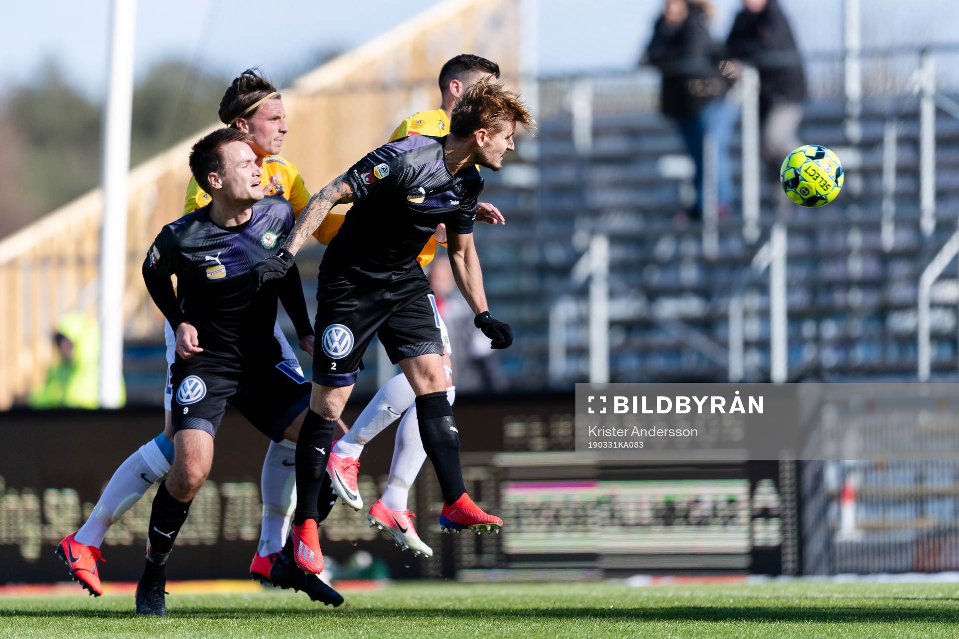 Örebros Daniel Björnkvist nickar mot mål