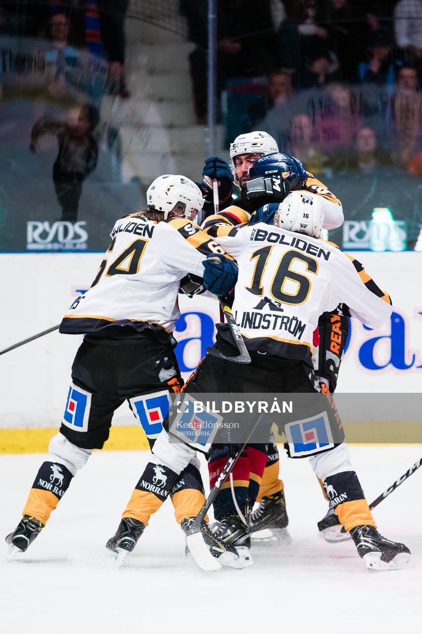 Djurgårdens Marcus Davidsson tas om hand av Skellefteås