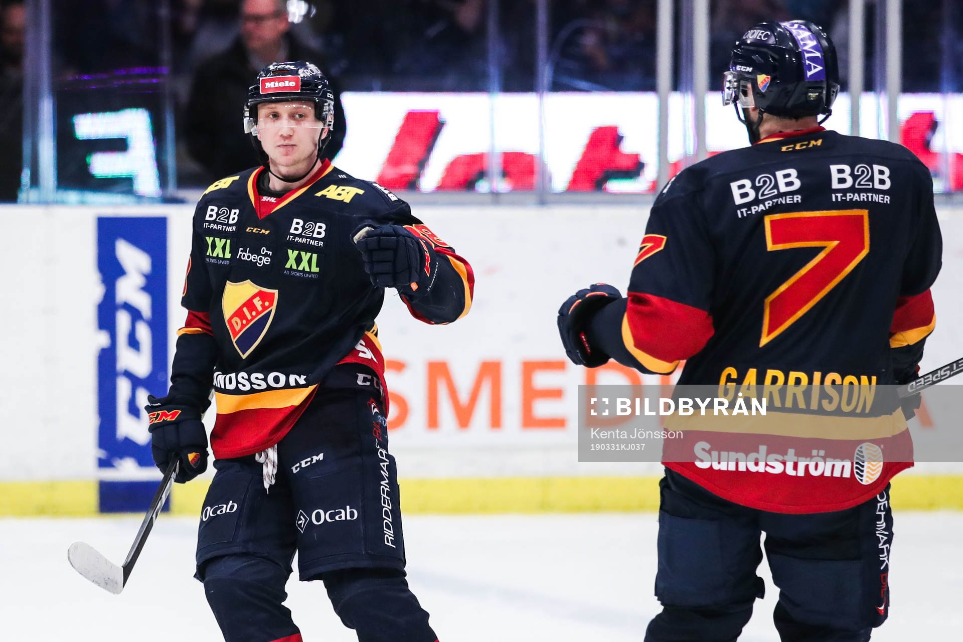 Djurgårdens Olle Alsing jublar med Jason Garrison