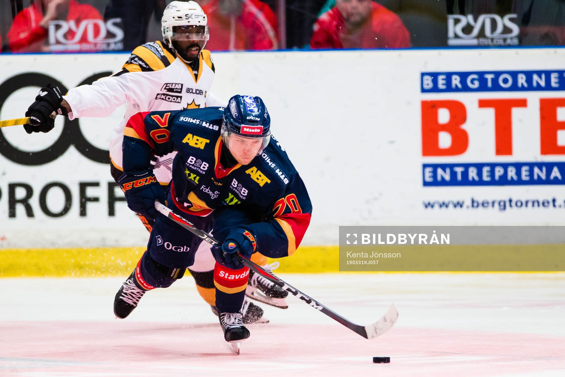 Djurgårdens Marcus Davidsson i kamp om pucken Skellefteås
