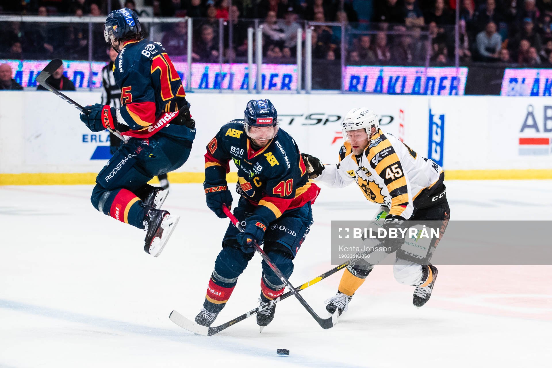Djurgårdens Jacob Josefson i kamp om pucken Skellefteås