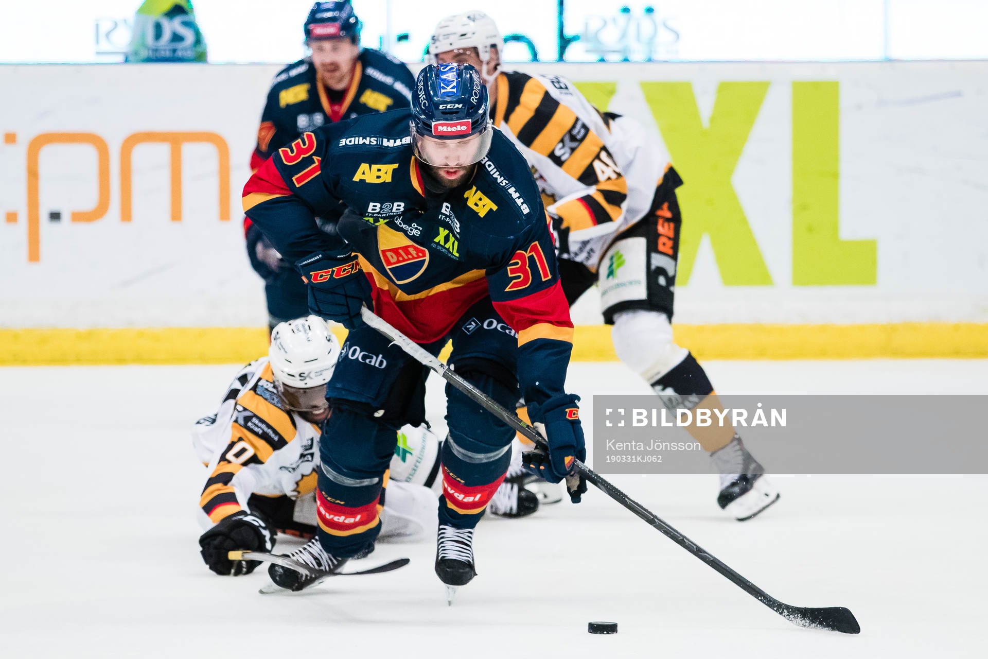 Djurgårdens Dick Axelsson  i kamp om pucken Skellefteås