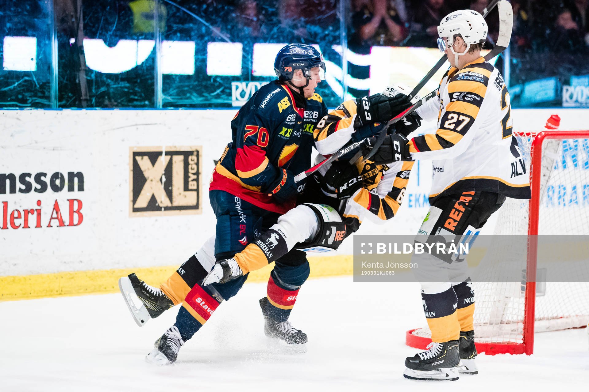 Djurgårdens Marcus Davidsson io kamp med Skellefteås