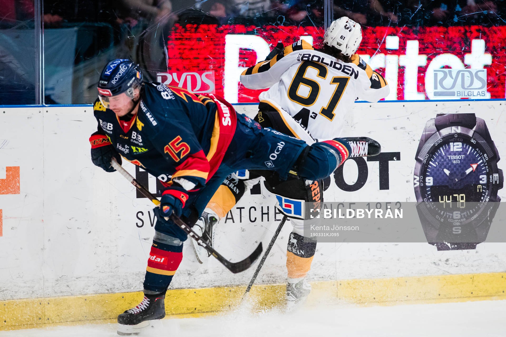 Skellefteås Fredrik Lindgren tacklas Djurgårdens Jakob
