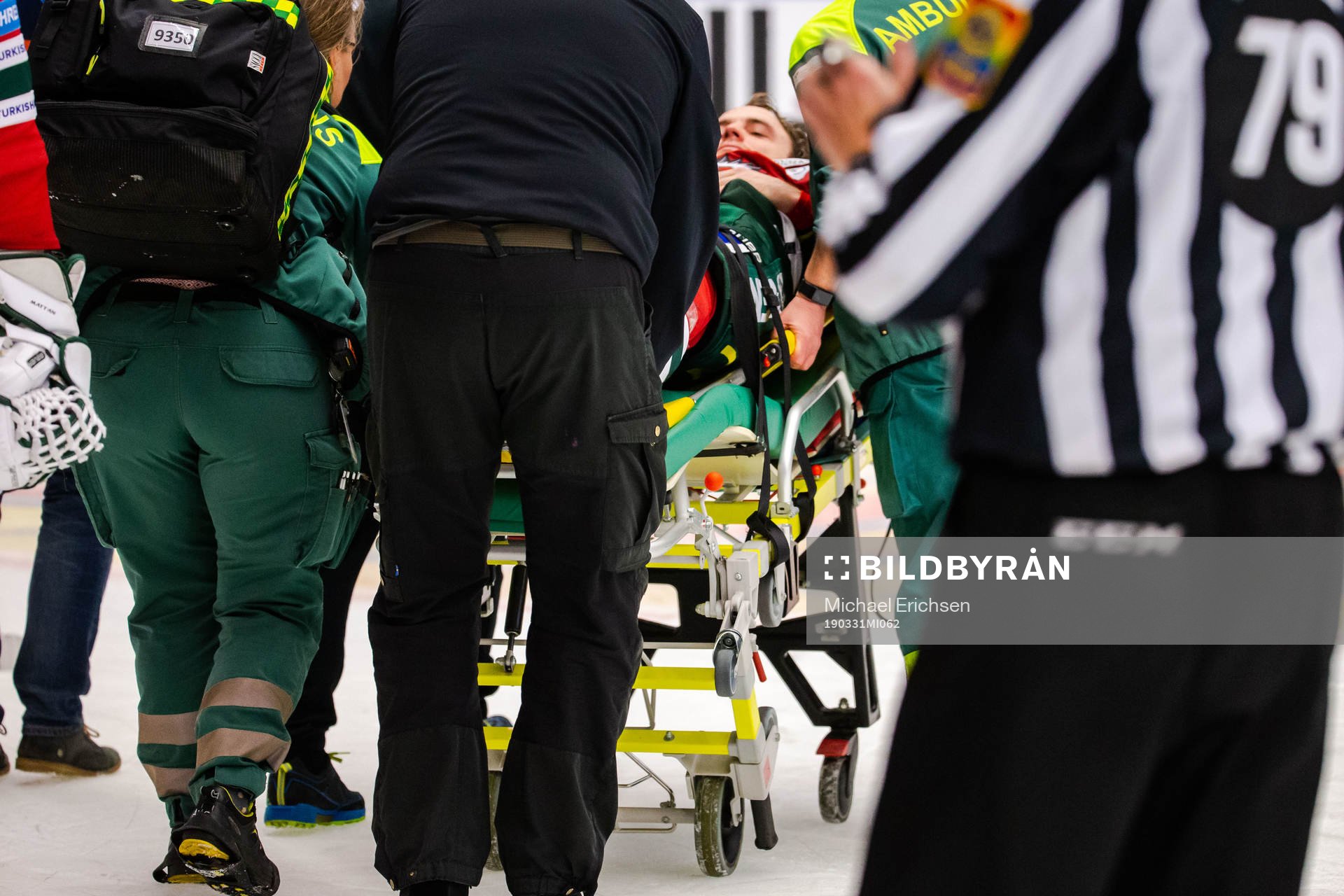 Frölundas Pathrik Westerholm lämnar isen på bår