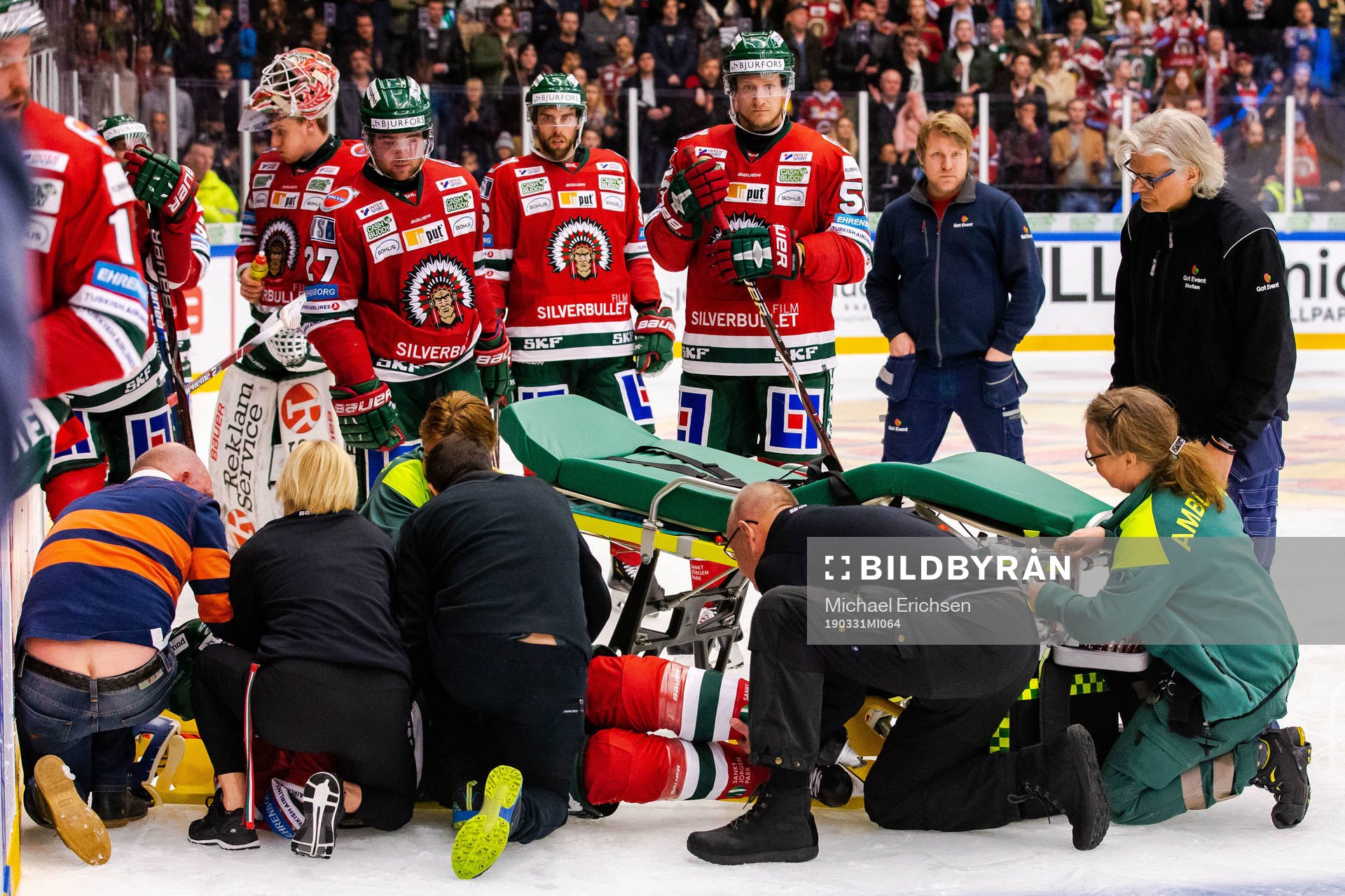 Frölundas Pathrik Westerholm får hjälp av