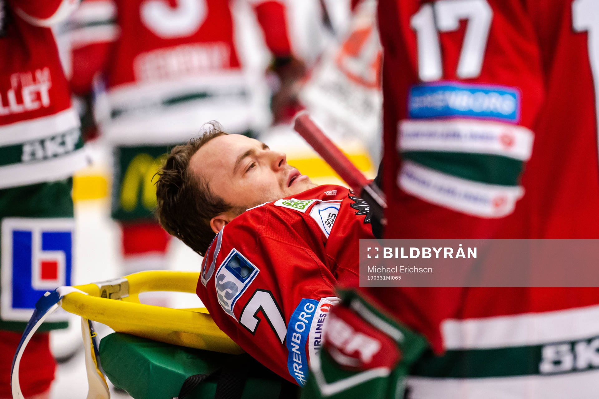 Frölundas Pathrik Westerholm lämnar isen på bår