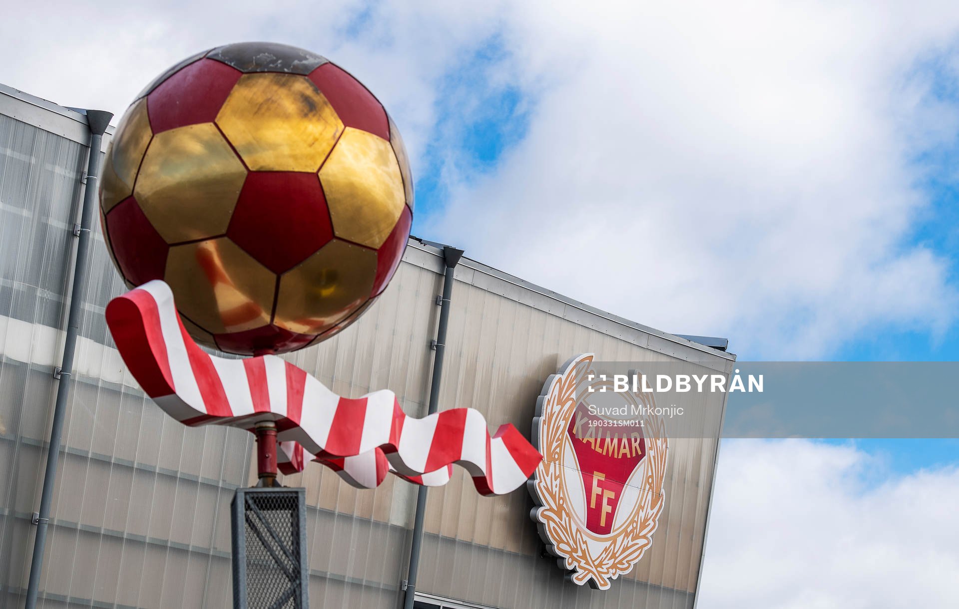 Ett konstverk utanför Guldfågeln Arena