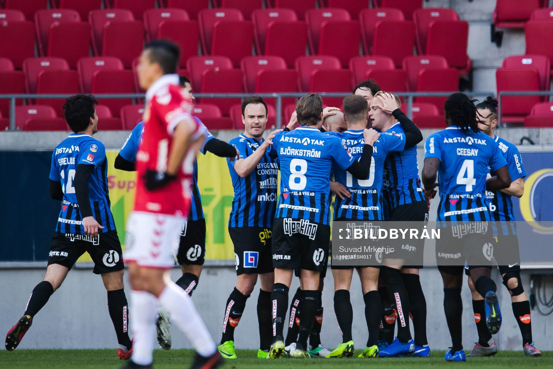 Sirius Karl Larson jublar med lagkamrater