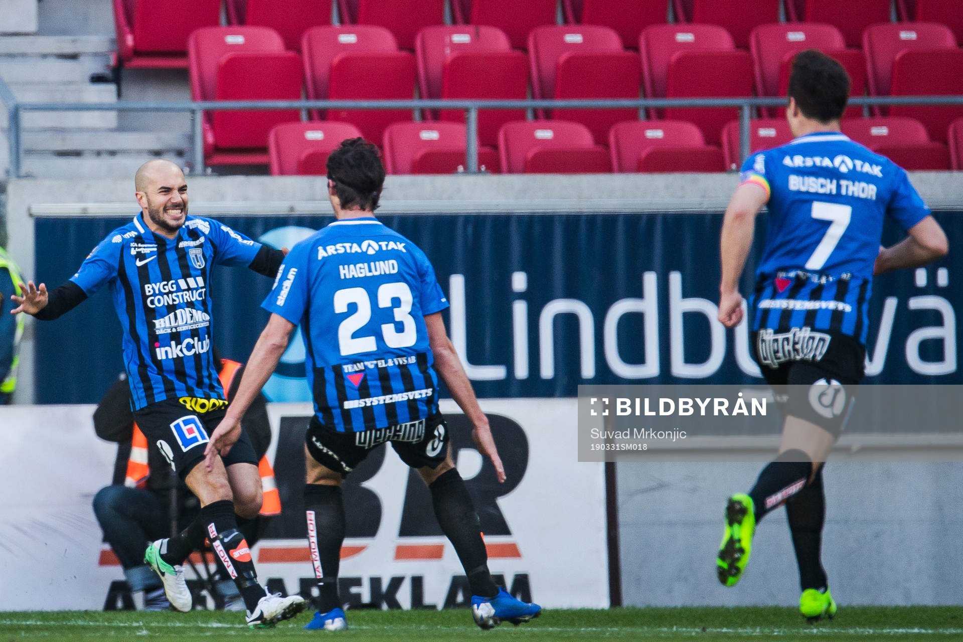 Sirius Karl Larson jublar med lagkamrater