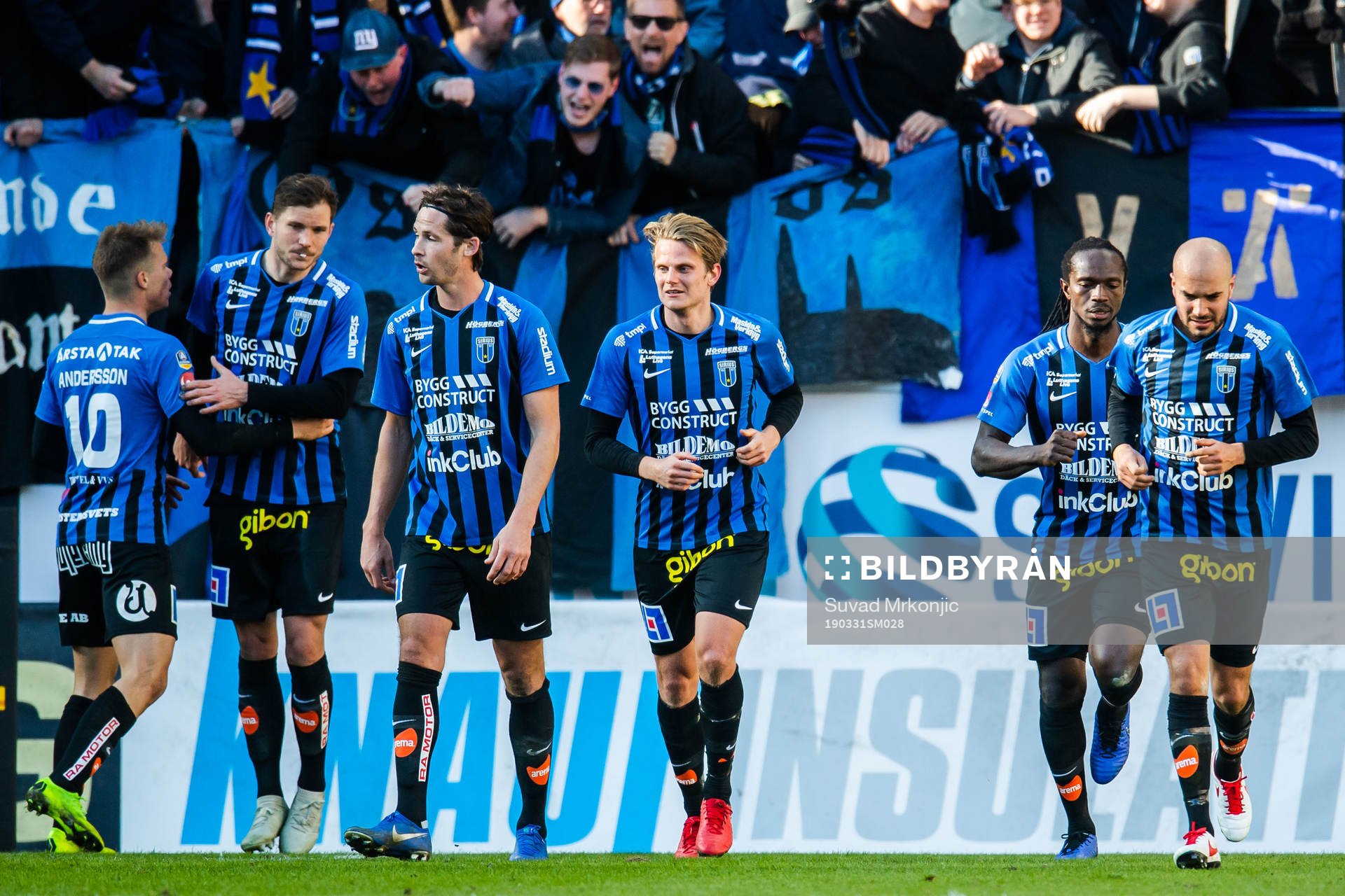 Sirius Sam Lundholm jublar med lagkamrater