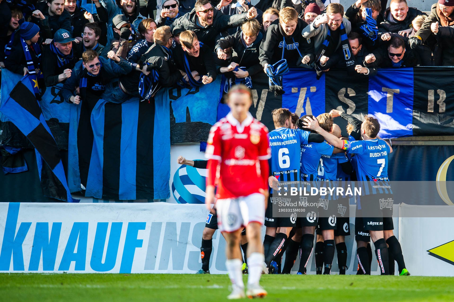Sirius Sam Lundholm jublar med lagkamrater