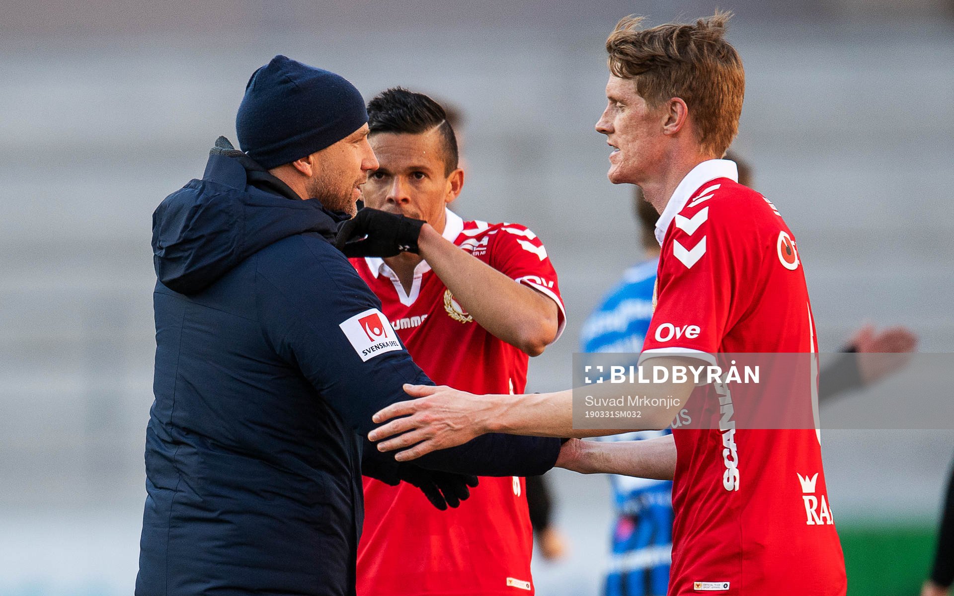 Sirius tränare Henrik Rydström jublar medan Kalmars