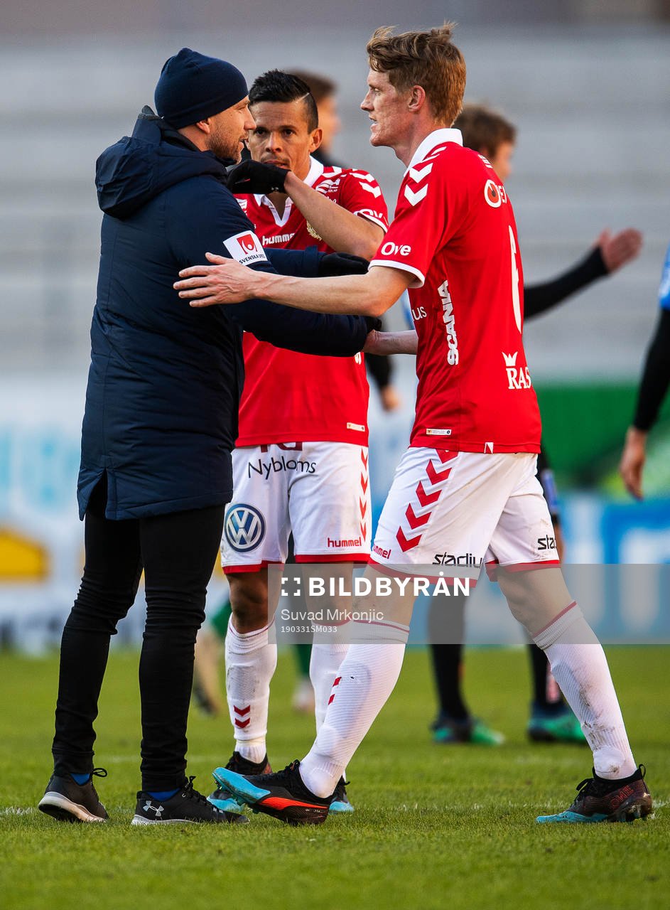 Sirius tränare Henrik Rydström jublar medan Kalmars