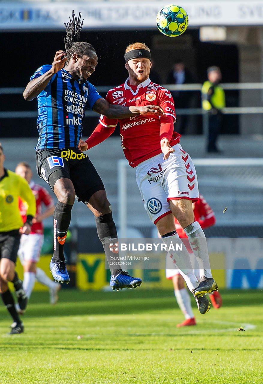 Kalmars Nils Fröling  och Sirius Kebba Ceesay