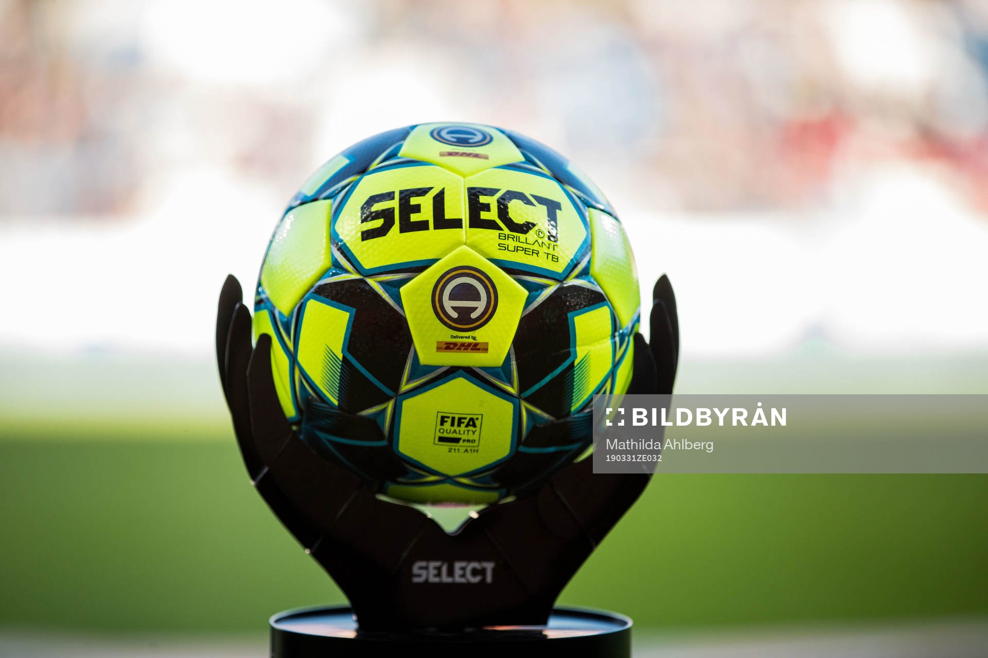  Matchboll från Select inför fotbollsmatchen i Allsvenskan mellan Helsingborg och Norrköping den 31 mars 2019 i Helsingborg. 