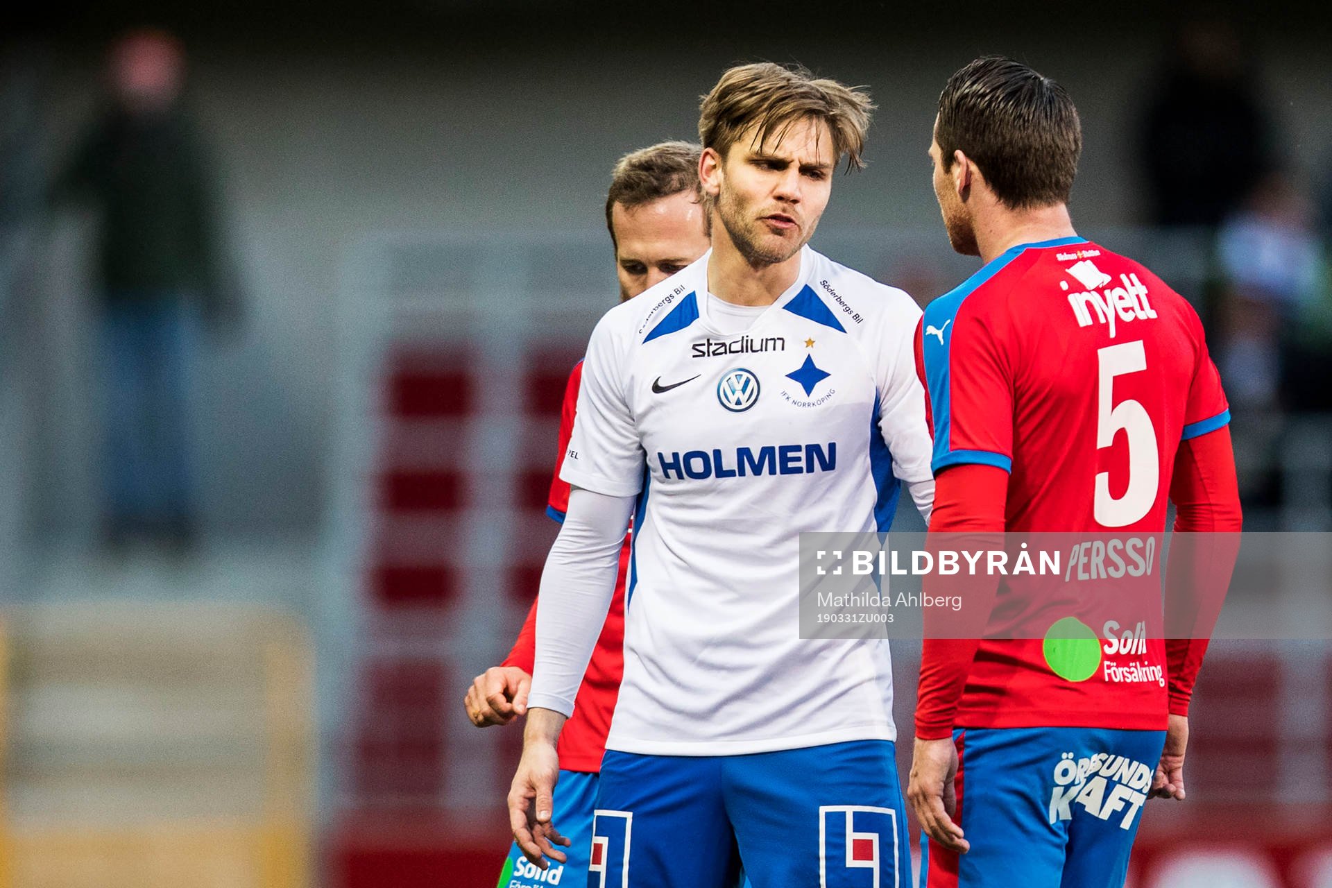 IFK Norrköpings Christoffer Nyman i diskussion med