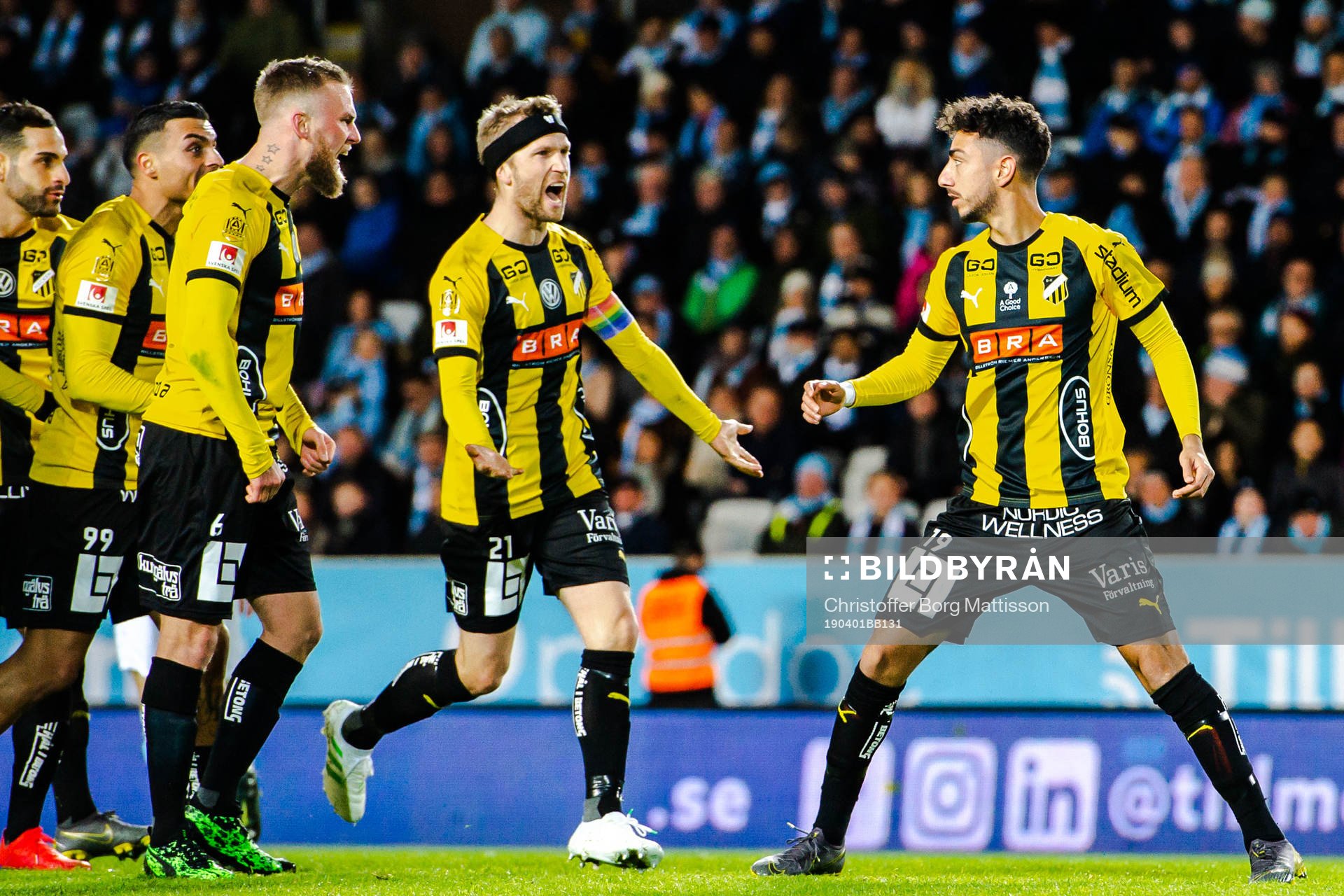 Häckens Ahmed Yasin och Daleho Irandust jublar med lagkamrater efter 1-1 under fotbollsmatchen i Allsvenskan mellan Malmö FF och Häcken den 1 april 2019 i Malmö. 