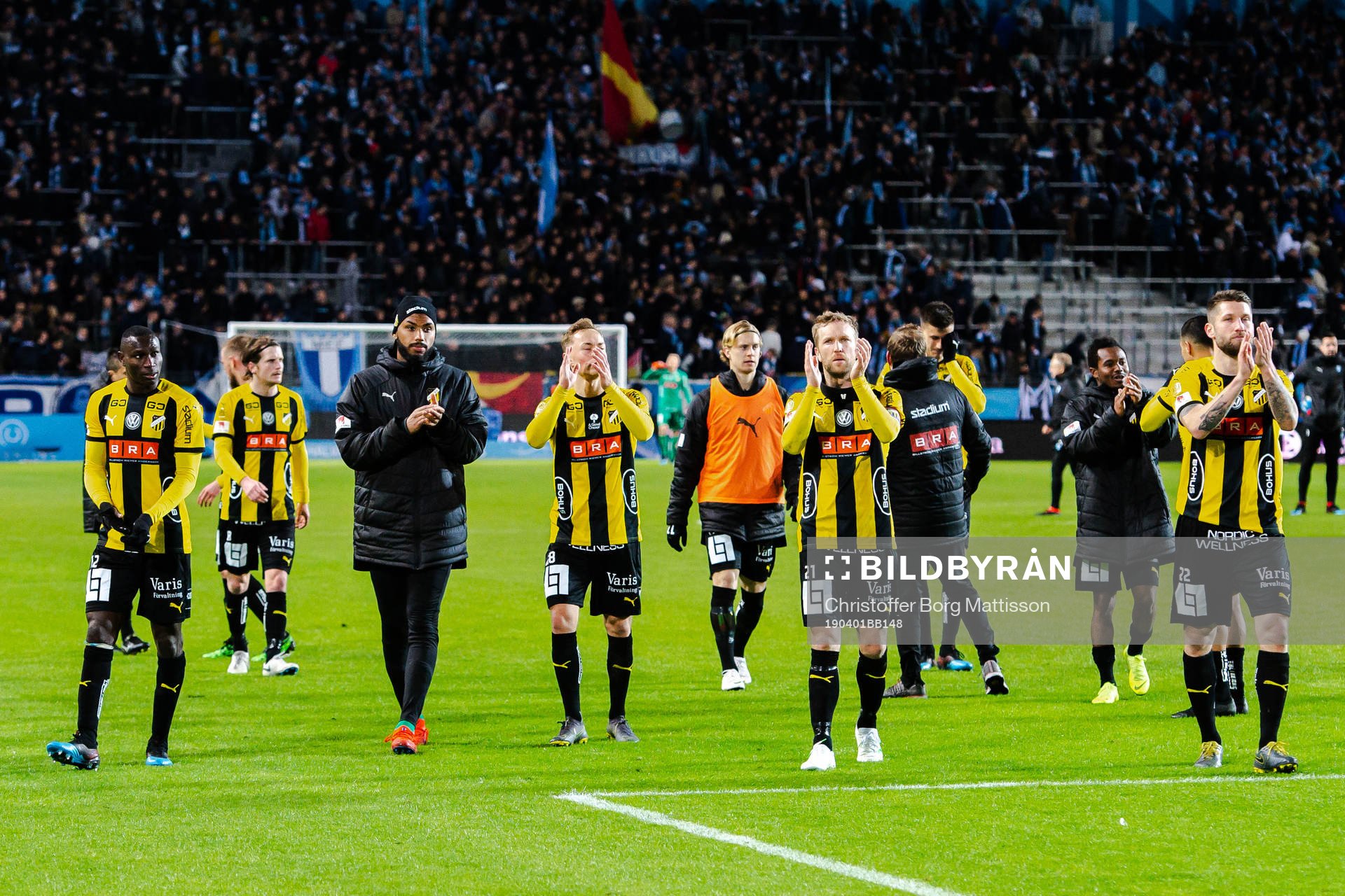 Häckens spelare tacklar publiken efter  fotbollsmatchen i Allsvenskan mellan Malmö FF och Häcken den 1 april 2019 i Malmö. 