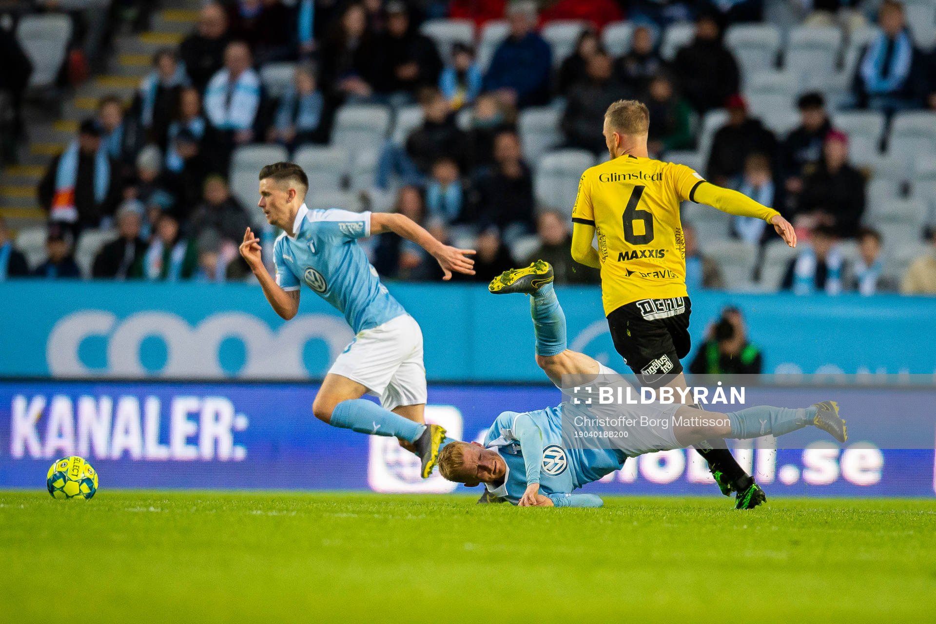 Malmö FFs Anders Christiansen blir tacklad av Häckens