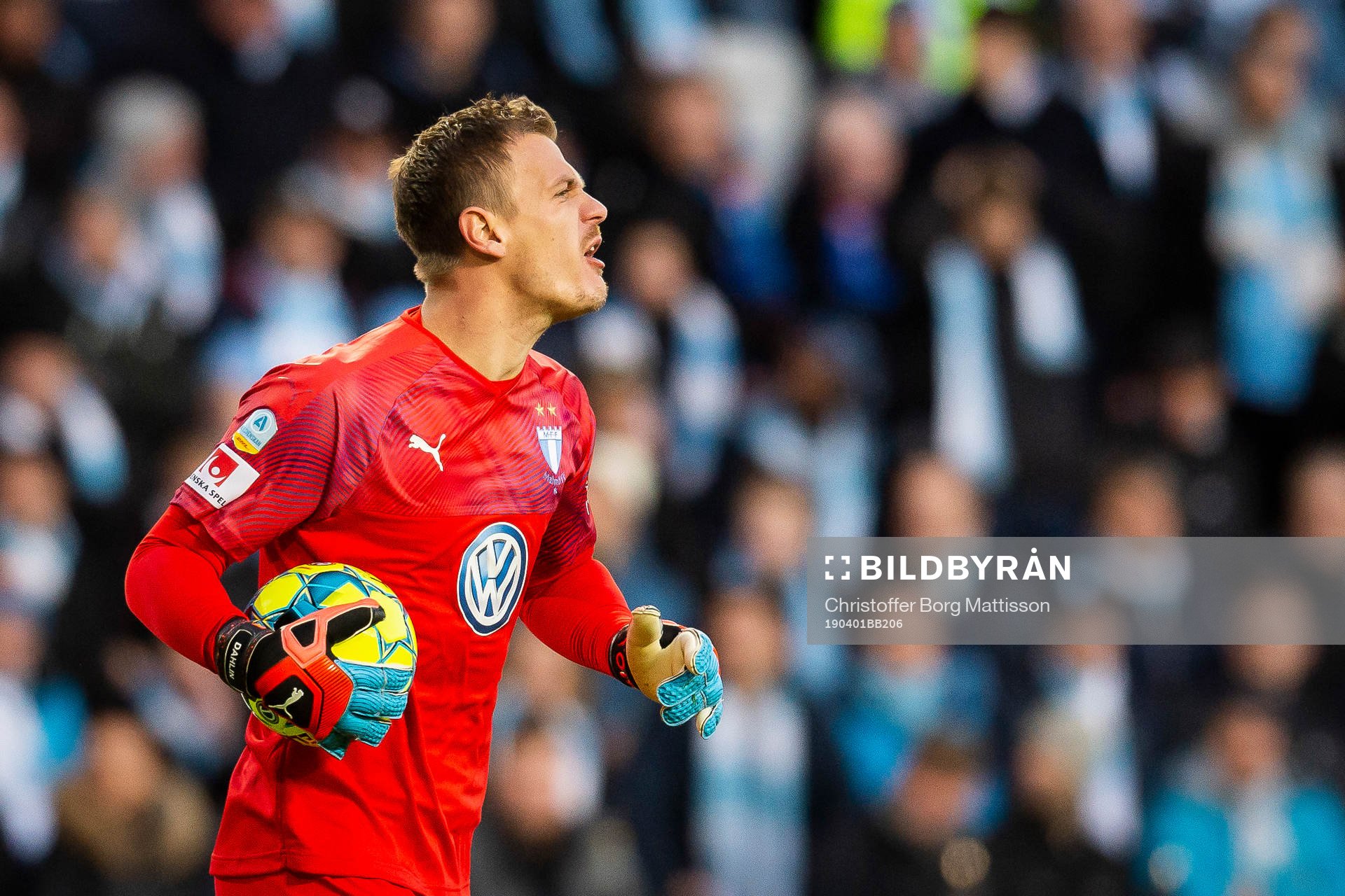 Malmö FFs målvakt Johan Dahlin reagerar