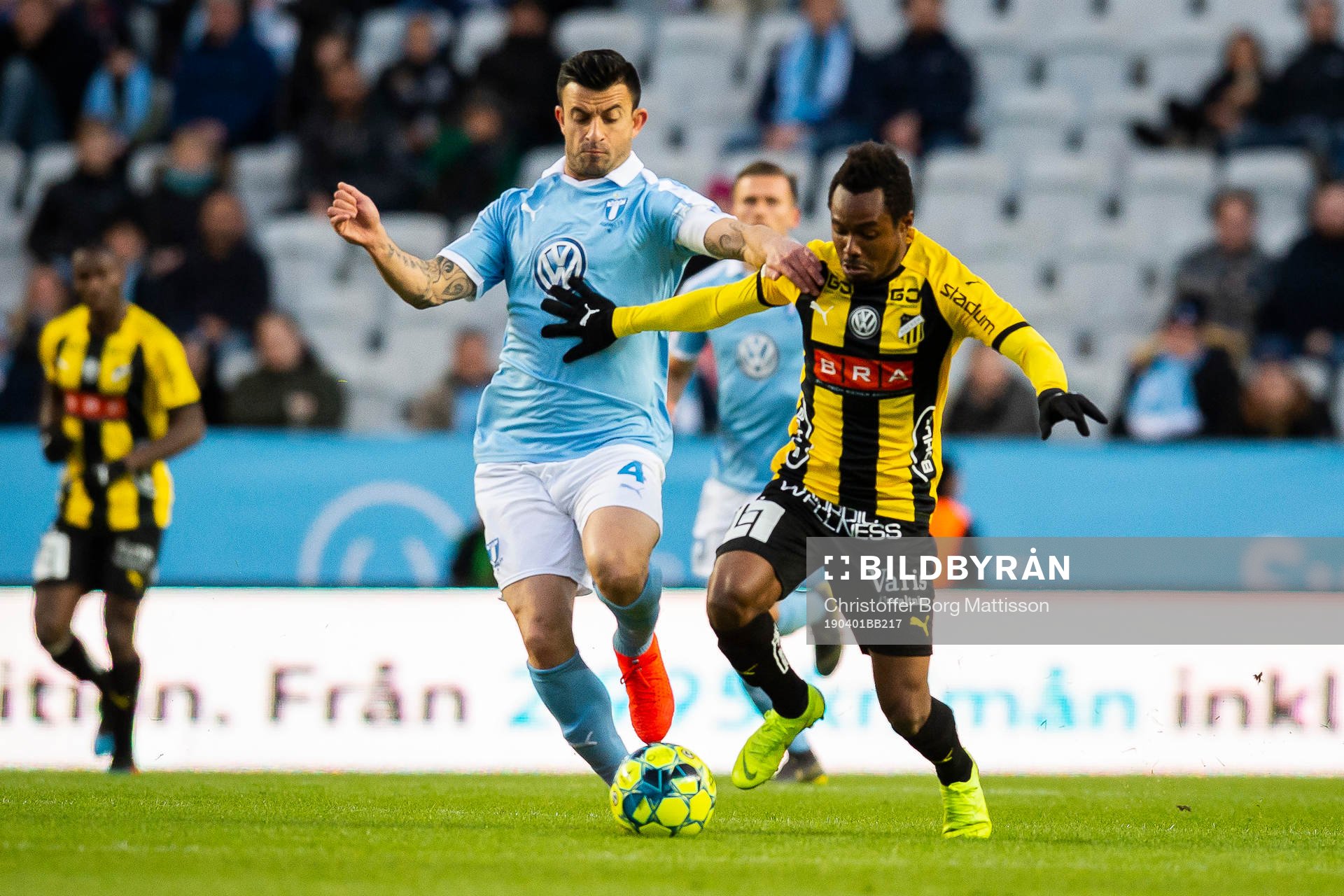 Malmö FFs Behrang Safari och Häckens Nasiru Mohammed
