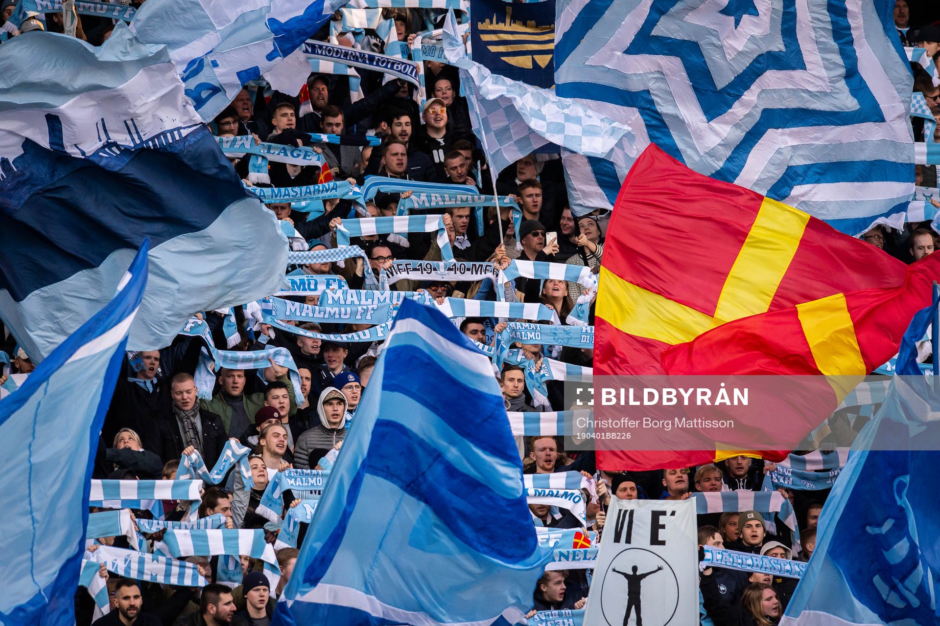 Malmö FFs supportrar viftar med flaggor