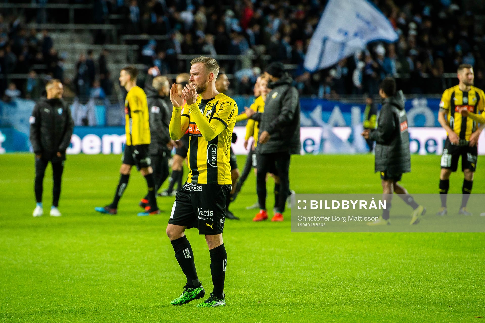 Häckens Alexander Faltsetas tackar fansen efter fotbollsmatchen i Allsvenskan mellan Malmö FF och Häcken den 1 april 2019 i Malmö.