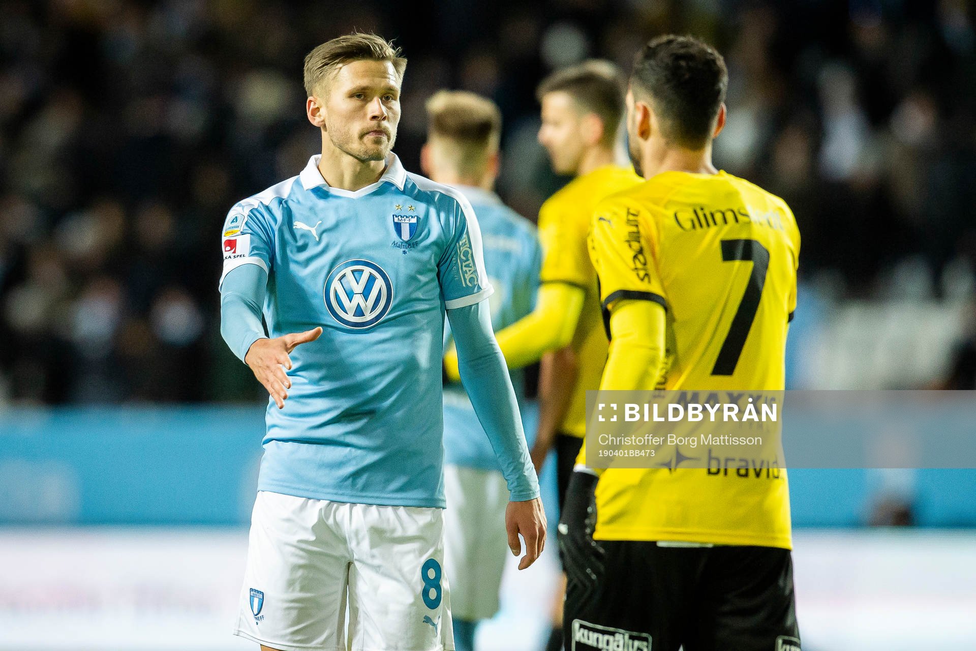 Malmö FFs Arnór Traustason tackar Häckens Mervan Celik