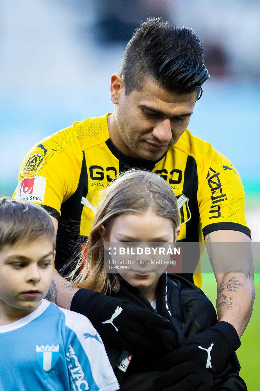 Häckens Paulinho ger en knatte sin överdragströja