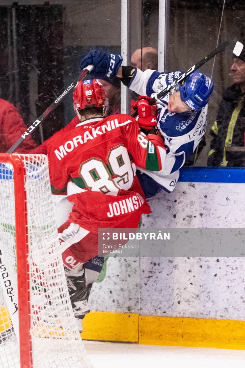 Moras Ryan Johnston tackar Leksands Martin Karlsson