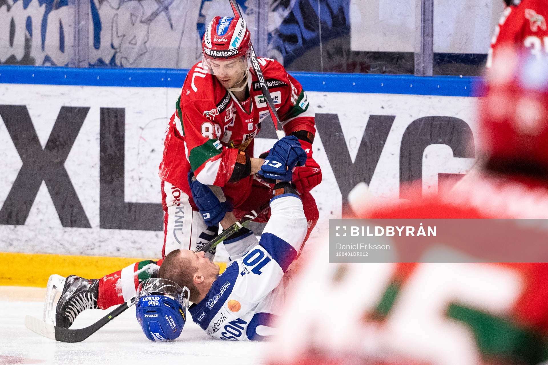 Moras Ryan Johnston tackar Leksands Martin Karlsson