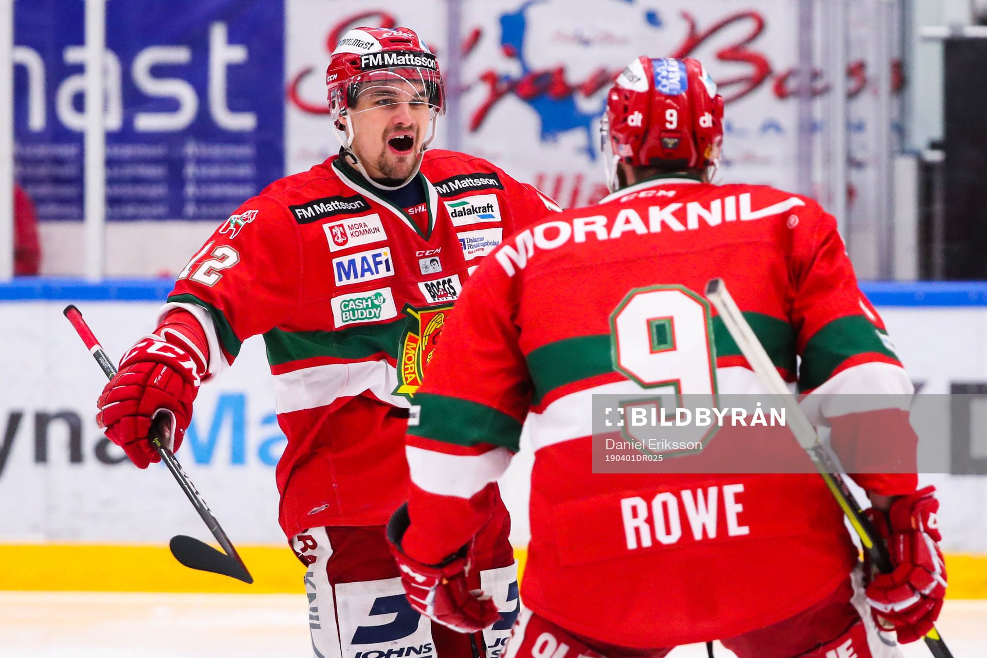 Moras Kevin Gagné jublar med Andrew Rowe