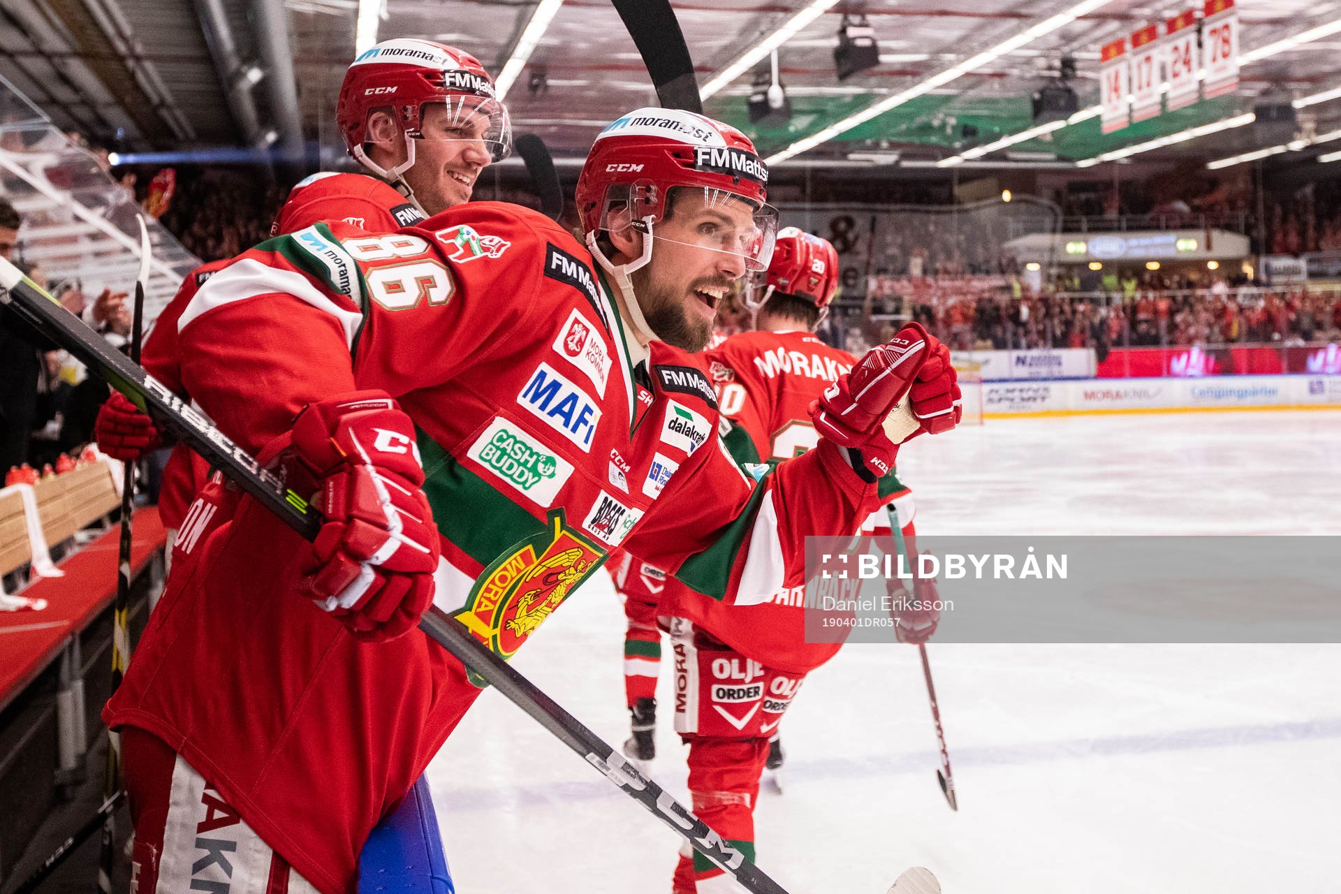 Moras Mathias Bromé jublar i båset