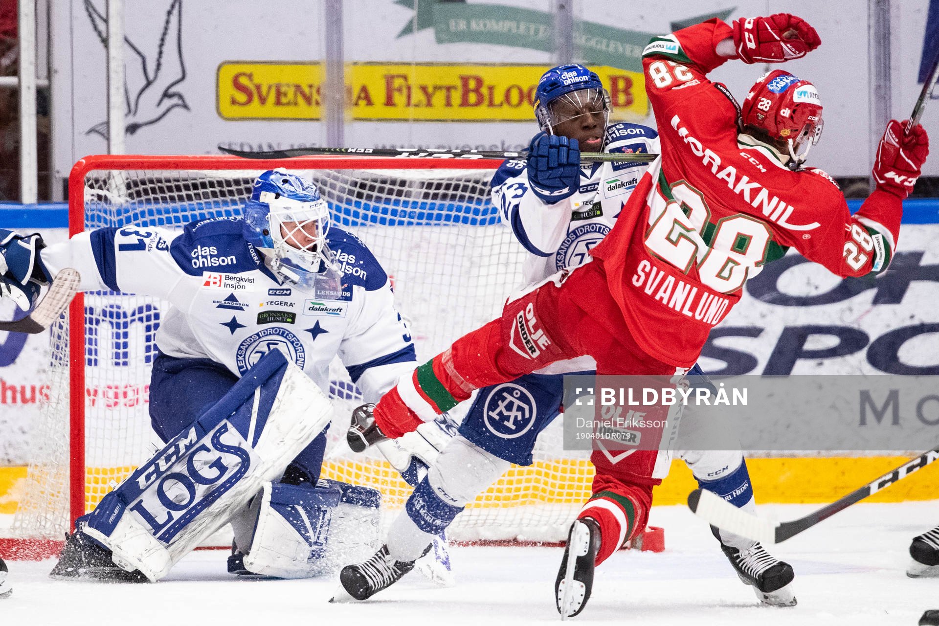 Leksands Hugo Enock tacklar Moras Oskar Svanlund framför