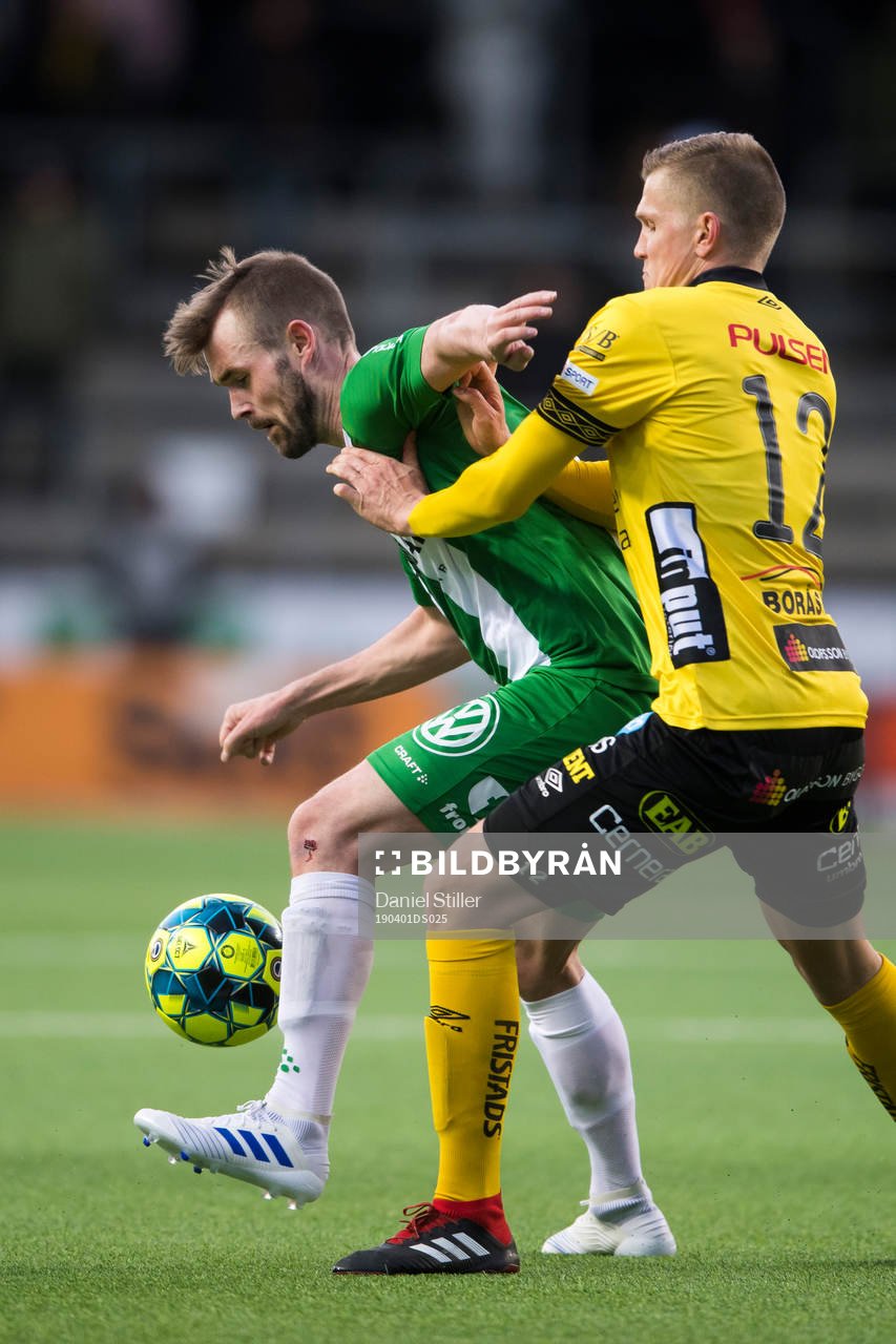 Hammarbys Mads Fenger Nielsen i kamp med Elfsborgs Joakim Nilsson under fotbollsmatchen i Allsvenskan mellan Elfsborg och Hammarby den 1 april i Borås.