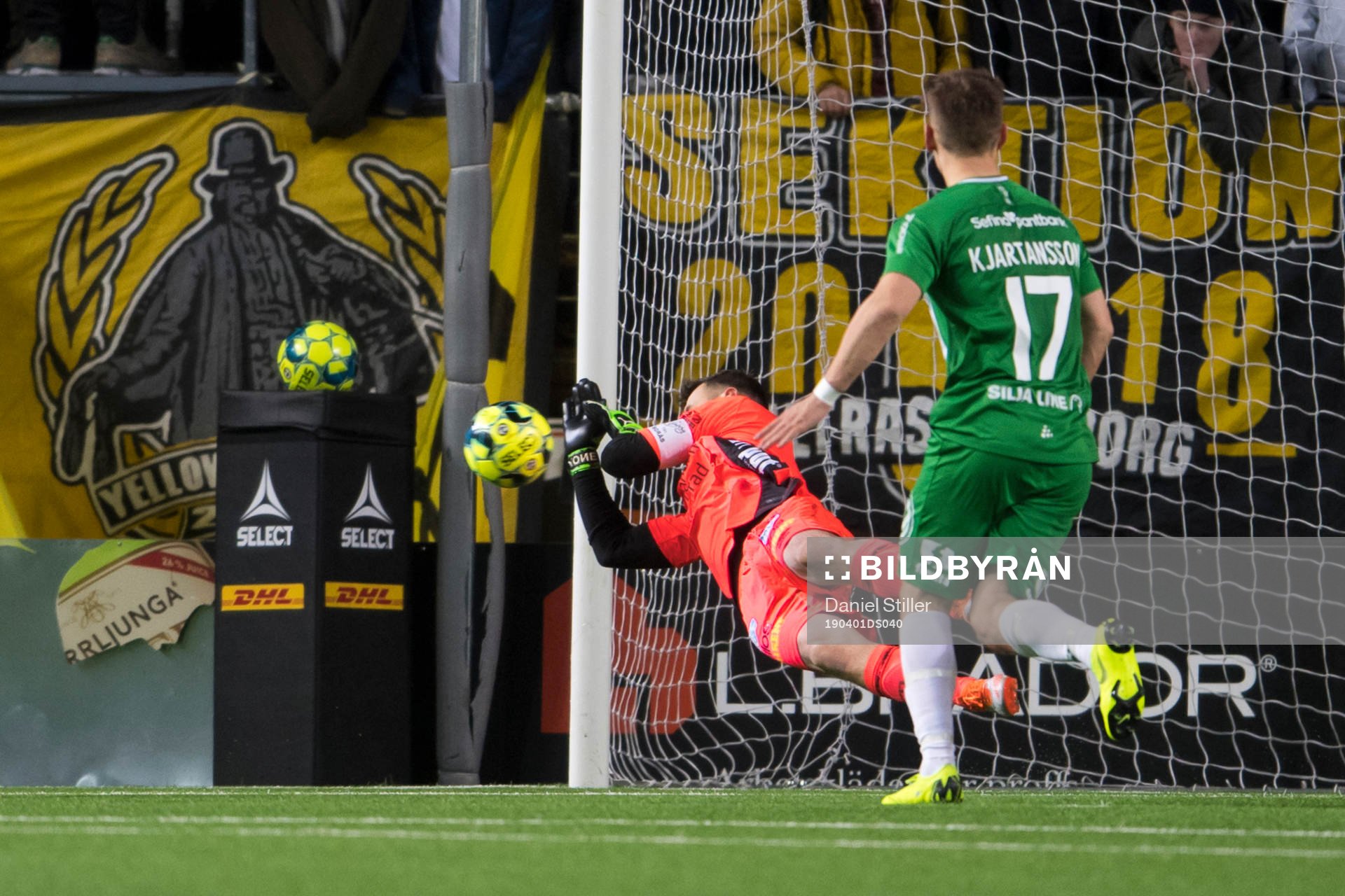 Elfsborgs målvakt Kevin Stuhr Ellegaard gör en räddning i slutminuterna under fotbollsmatchen i Allsvenskan mellan Elfsborg och Hammarby den 1 april i Borås.